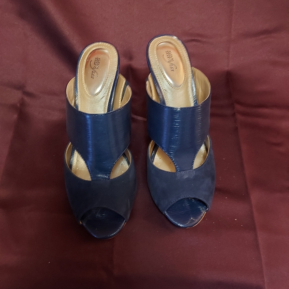 Navy blue strapless shoe
